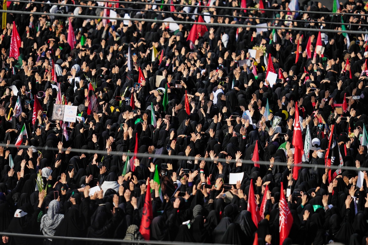Partecipanti al funerale di Ali Khamenei nello spiazzo davanti alla Grande Moschea di Teheran (AP Photo/Altaf Qadri)