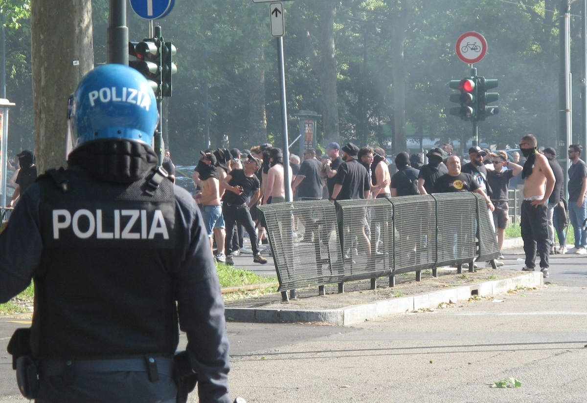La procura di Torino ha chiesto l’arresto di un poliziotto accusato di aver ferito un tifoso negli scontri del derby di maggio