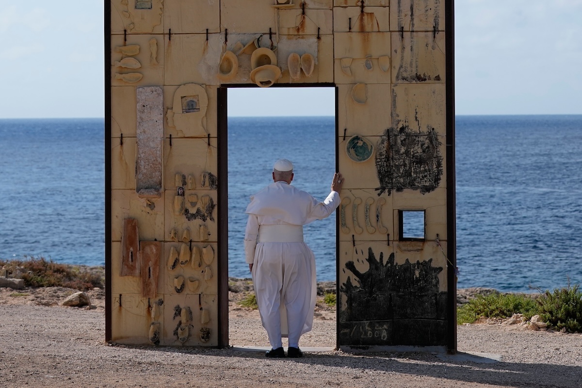 Papa Leone XIV in visita a Lampedusa (AP Photo/Alessandra Tarantino)