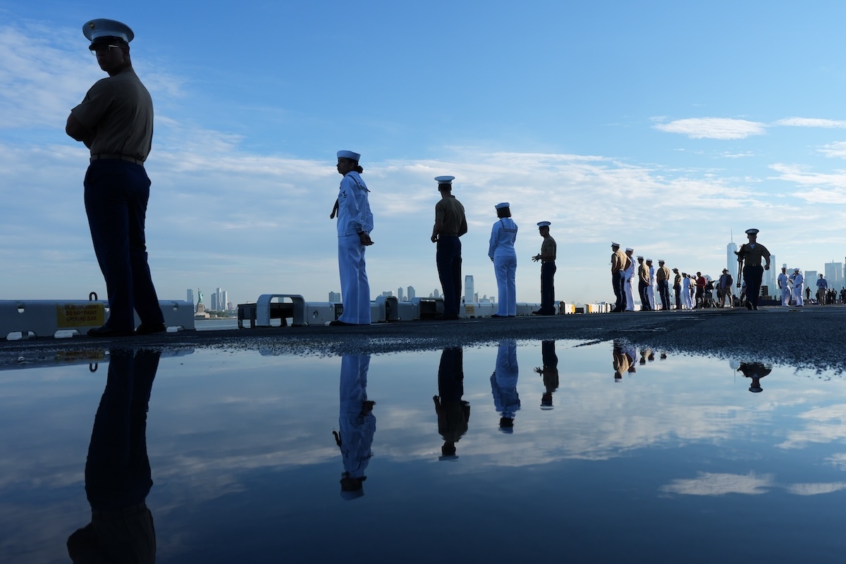 Personale in piedi sul ponte di una nave militare ancorata nel porto di New York, in vista di un raduno in onore del 250esimo anniversario degli Stati Uniti (AP Photo/Frank Franklin II)