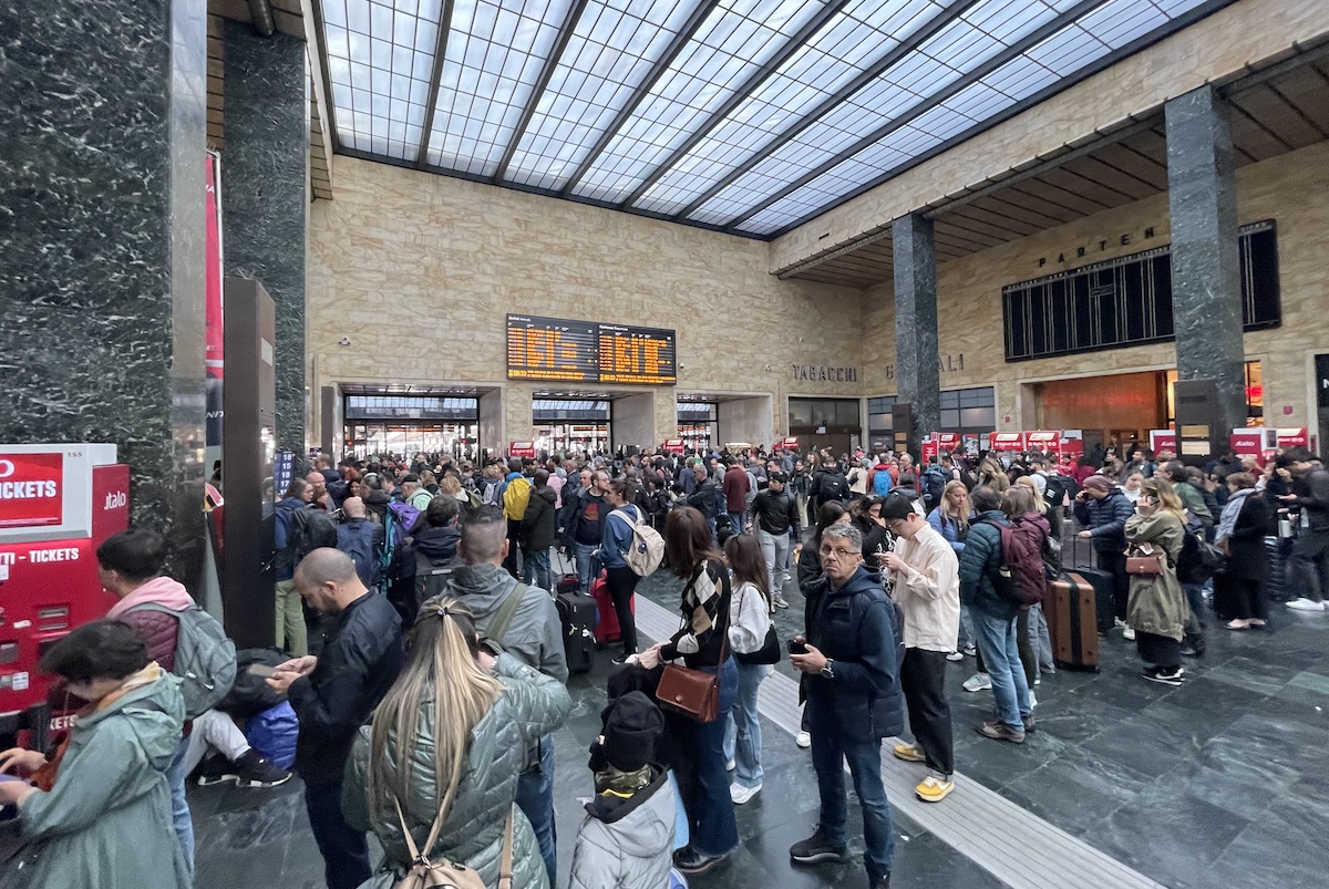 Alcune persone alla stazione di Firenze Santa Maria Novella, 20 aprile 2023 (LaPresse)