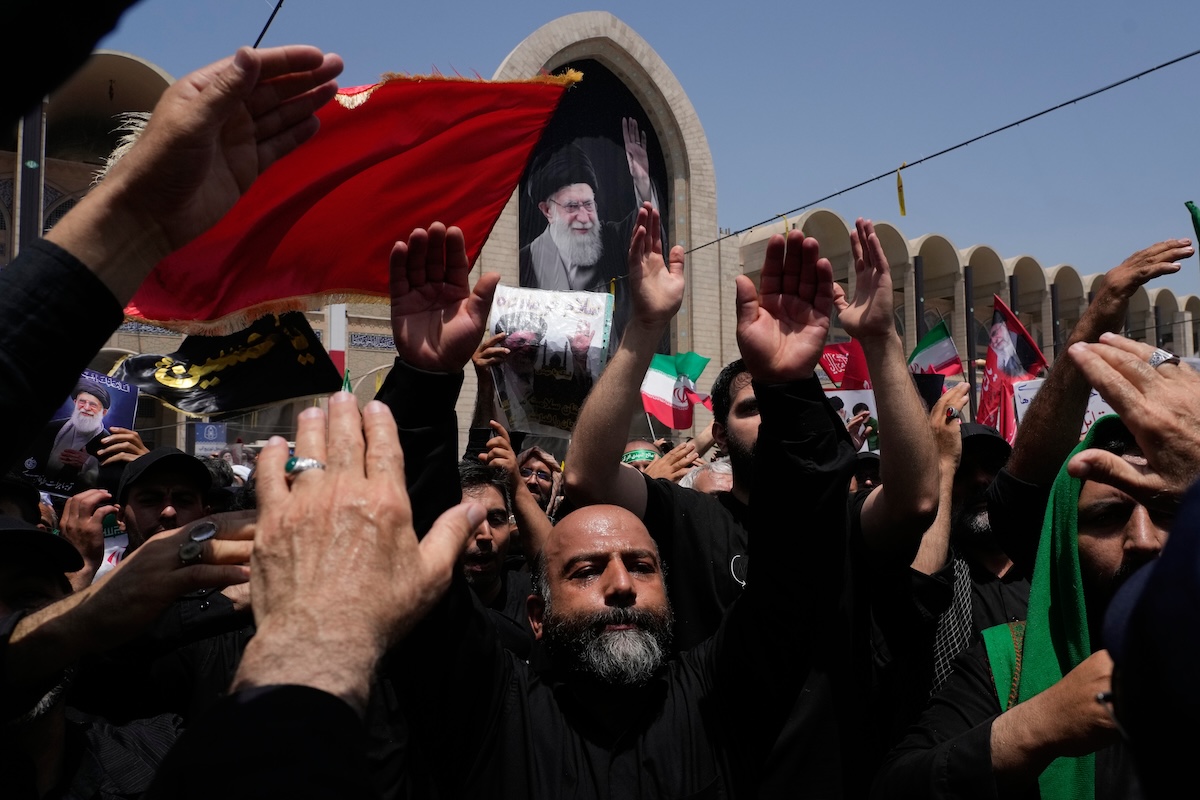 il primo giorno del funerale di ali khamenei da Ilpost.it il primo giorno del funerale di ali khamenei