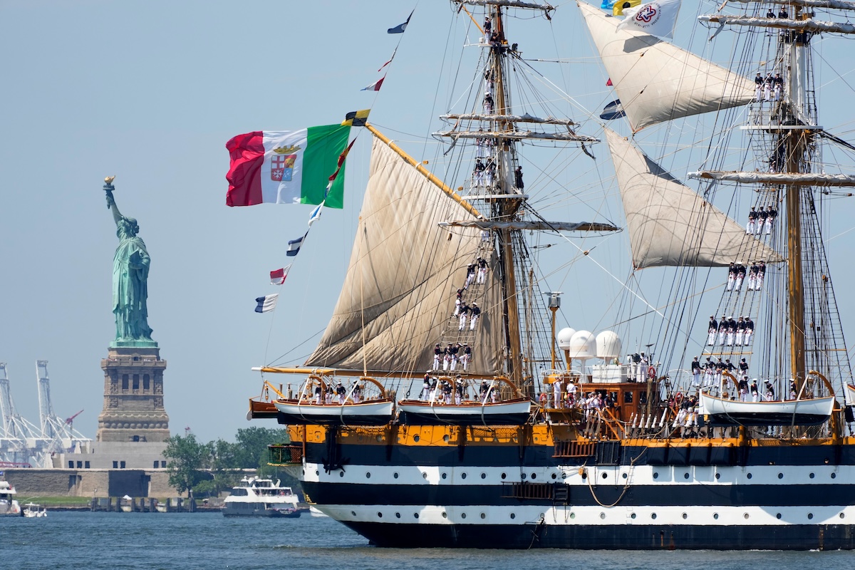La nave italiana Amerigo Vespucci alla regata in occasione dei 250 anni dalla Dichiarazione di indipendenza degli Stati Uniti (AP Photo/Yuki Iwamura)