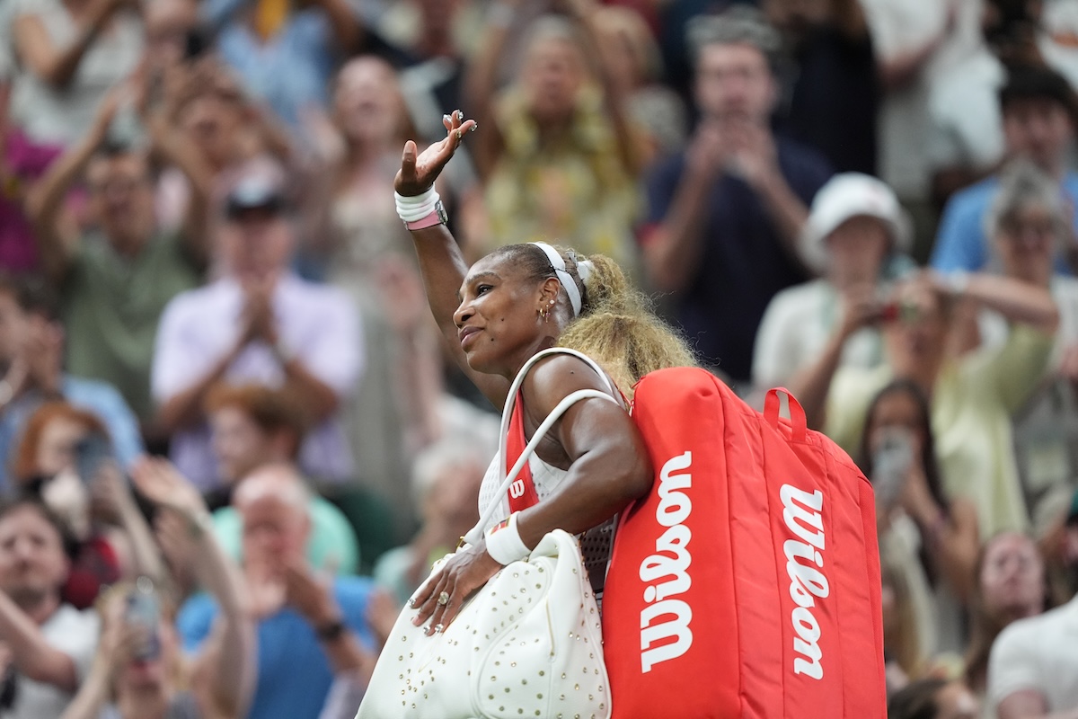 Serena Williams si è ritirata dal doppio a Wimbledon per un infortunio: avrebbe dovuto giocare di nuovo con la sorella Venus