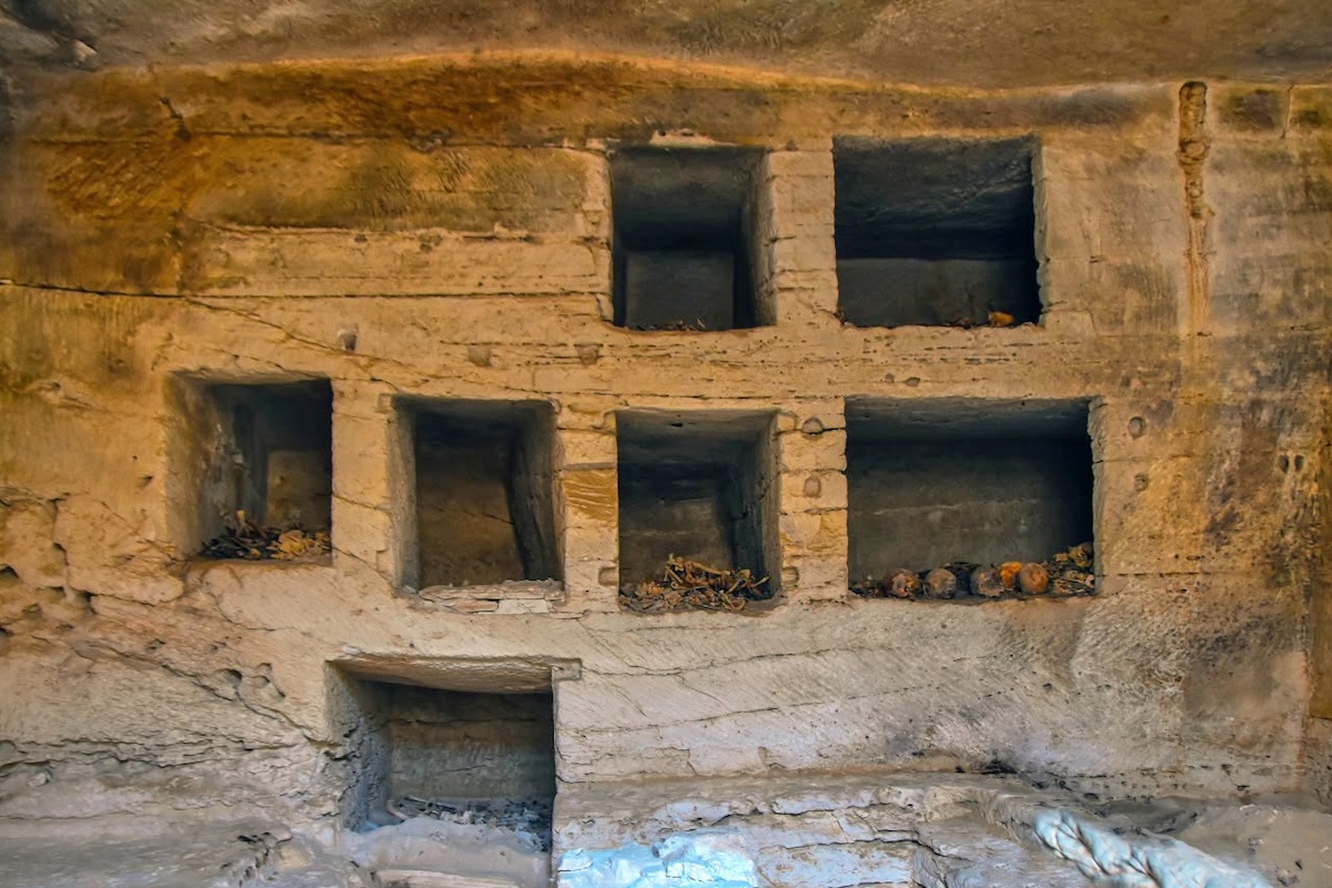 Sette delle 18 tombe antiche scoperte nel sito archeologico un centinaio di chilometri a ovest di Alessandria, sul mar Mediterraneo, in una foto diffusa sabato dal ministero egiziano per il Turismo e le Antichità. Nell’oasi di Dakhla, che si trova nel deserto, 400 chilometri a ovest di Luxor, sono stati invece scoperti i resti di un’antica città risalente al Quarto secolo, quando l’Egitto faceva parte dell’Impero bizantino. I funzionari del ministero hanno detto che oltre a strade intersecate a vie più piccole sono state individuate strutture fortificate, una basilica e i resti di due torri di guardia. (Ministery of Tourism and Antiquities via AP)
