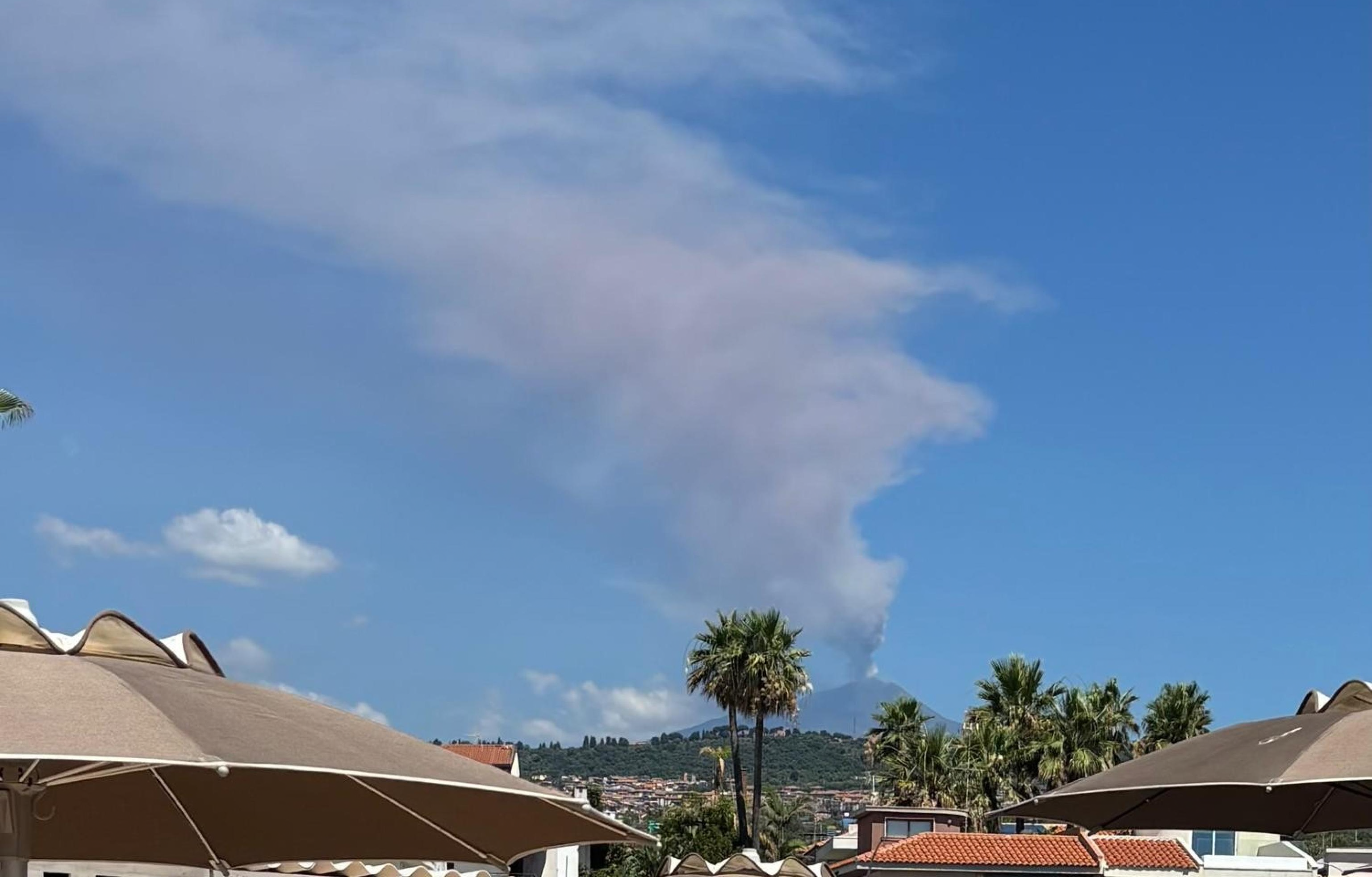 All’aeroporto di Catania ci sono ritardi, dirottamenti e cancellazioni dei voli per un’eruzione dell’Etna