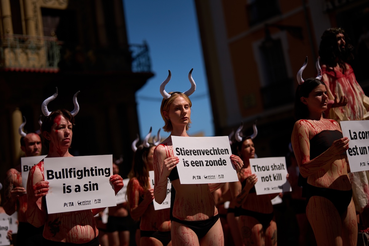 Attiviste per i diritti degli animali mentre manifestano contro la corsa dei tori a Pamplona (AP Photo/Miguel Oses)