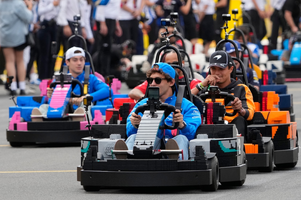 Leggi l'articolo: Un’insolita gara su macchine Lego, in Formula 1