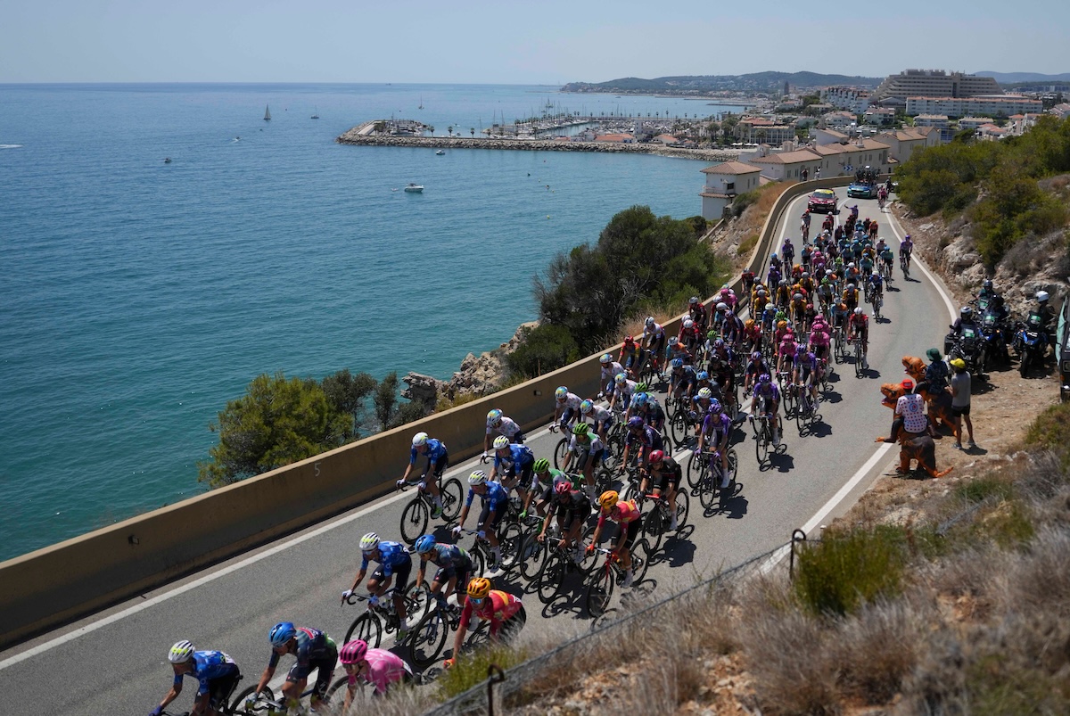 Il gruppo di ciclisti durante la seconda tappa del Tour de France, un percorso di 168,5 chilometri con partenza da Tarragona e arrivo a Barcellona (AP Photo/Thibault Camus)