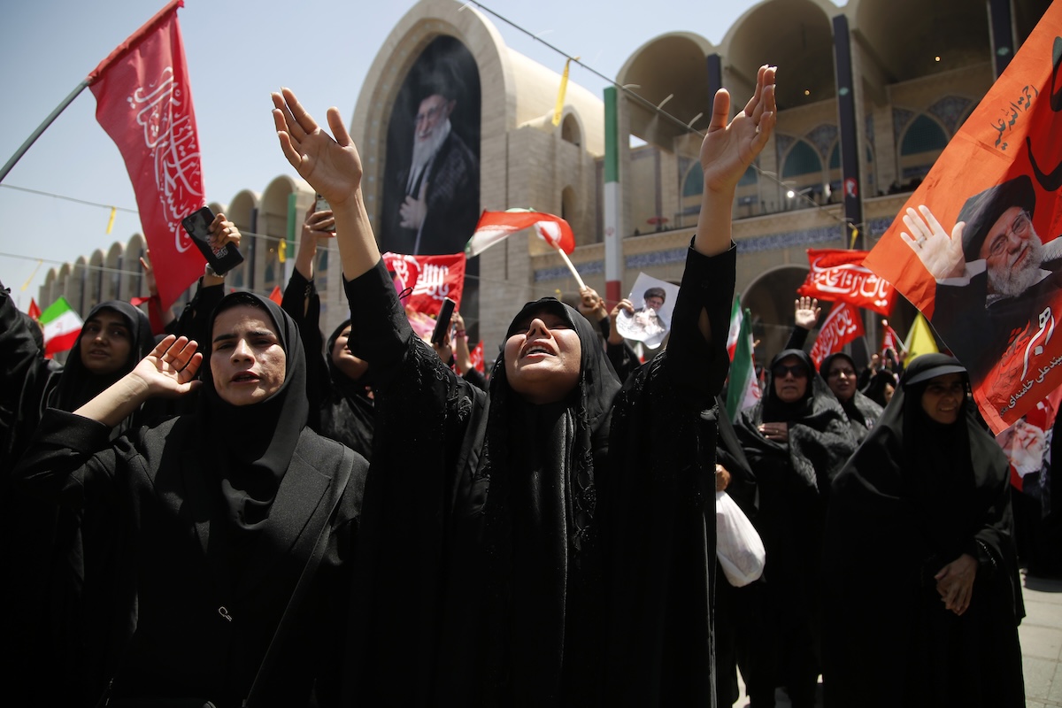 Tante persone partecipano al funerale di Khamenei, ma quante?