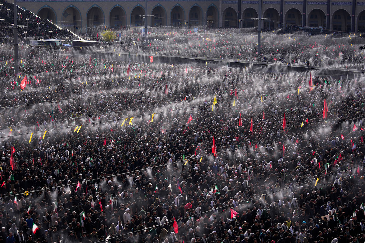 I partecipanti alla cerimonia funebre alla Grande Moschea di Teheran, 5 luglio 2026 (AP Photo/Altaf Qadri)