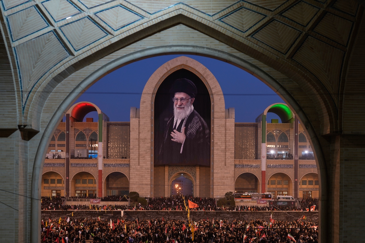La grande processione funebre per Ali Khamenei a Teheran