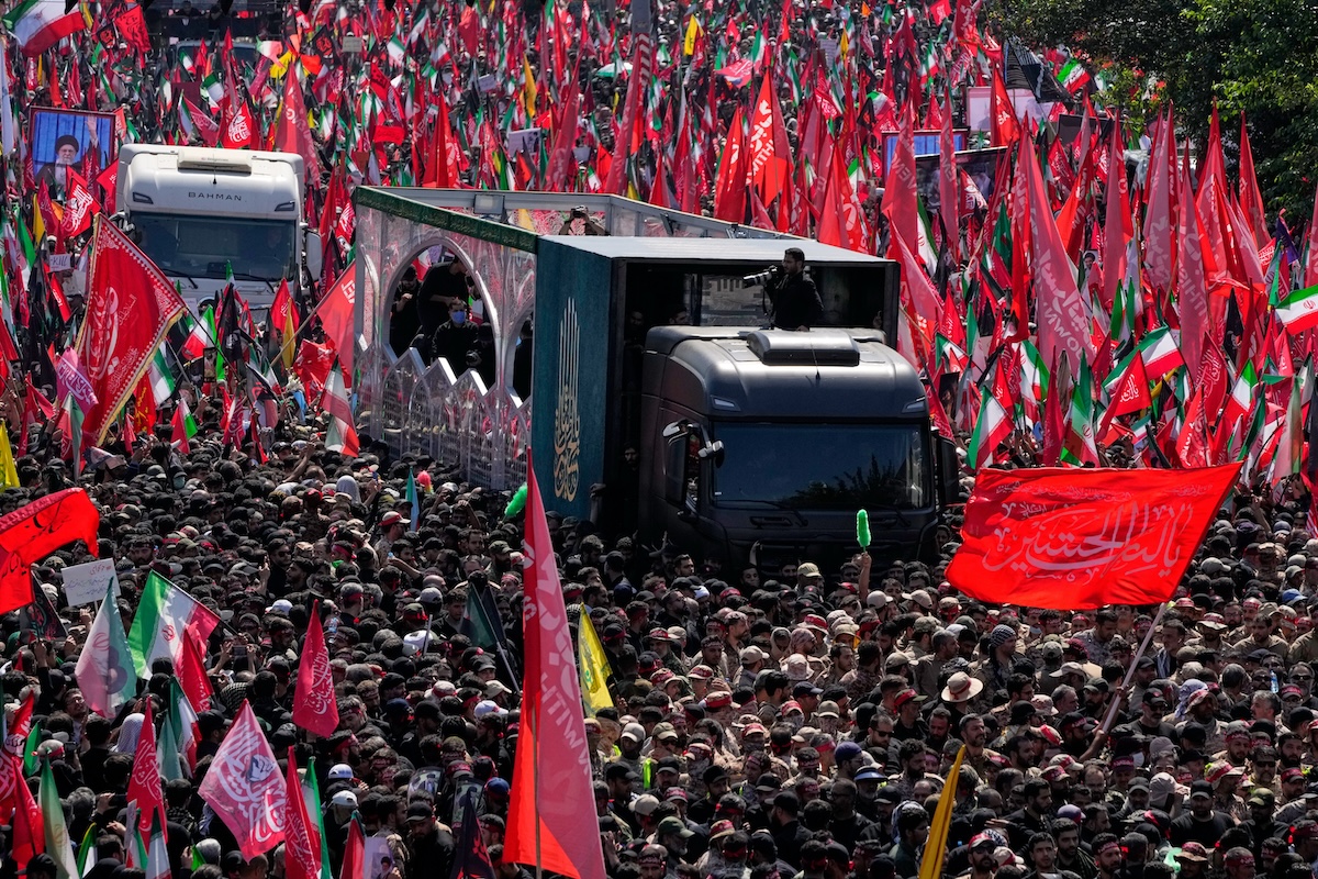 La grande processione funebre per Ali Khamenei a Teheran