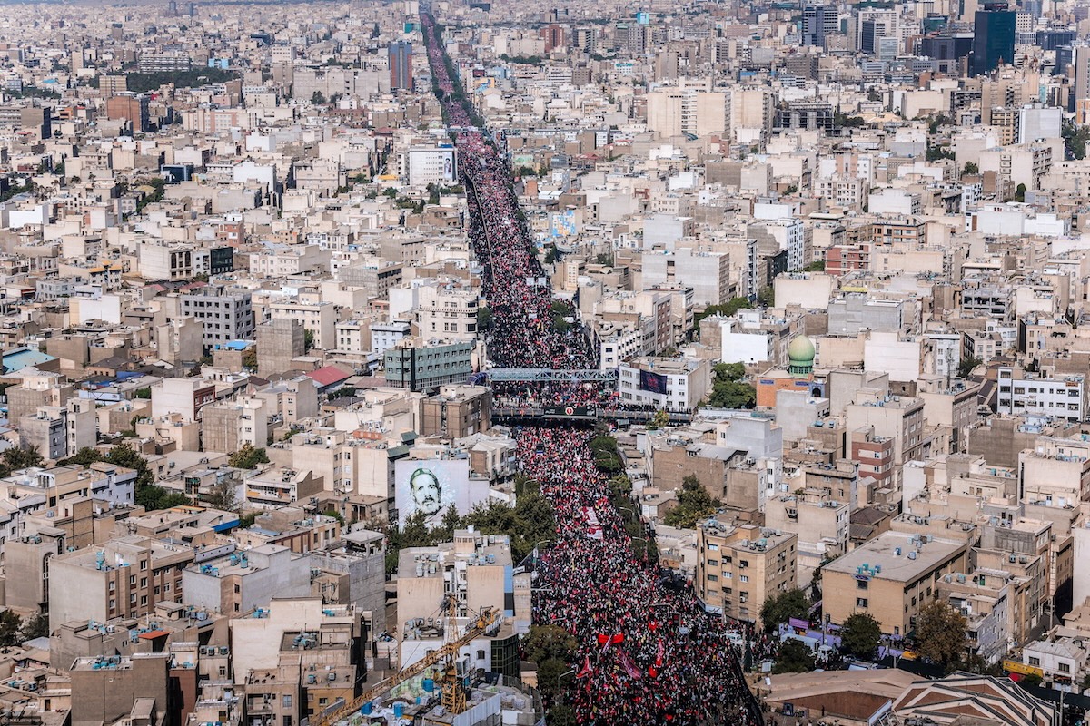 La grande processione funebre per Ali Khamenei a Teheran