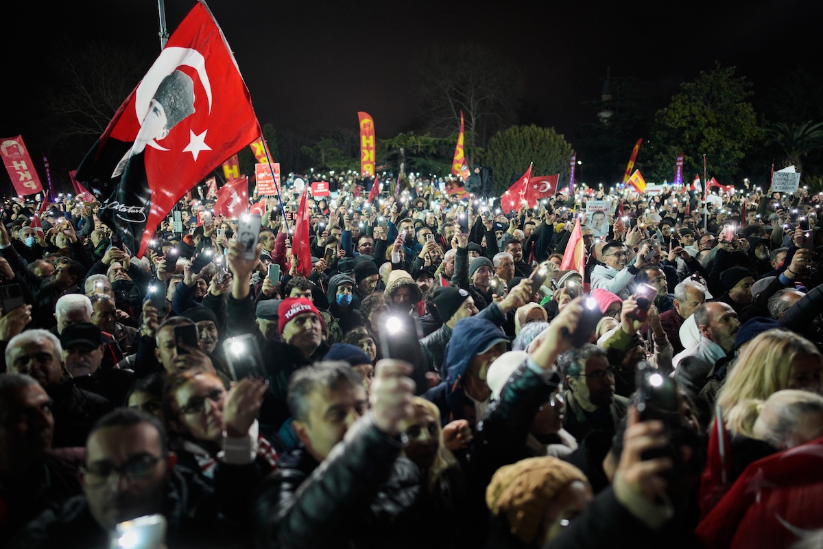 Sostenitori del Partito Popolare Repubblicano (CHP), il principale partito di opposizione turco, durante una manifestazione il 18 marzo 2026 (AP/Emrah Gurel)