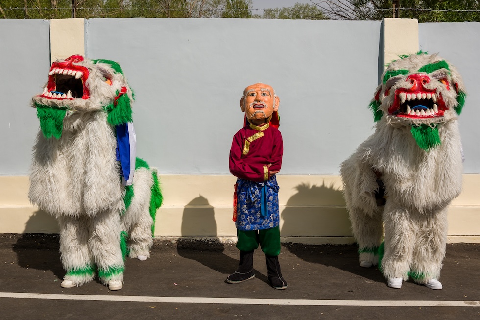 Artisti tibetani in esilio, in costumi tradizionali, aspettano il Dalai Lama nel giorno del suo compleanno (AP Photo/Tenzin Choejor)