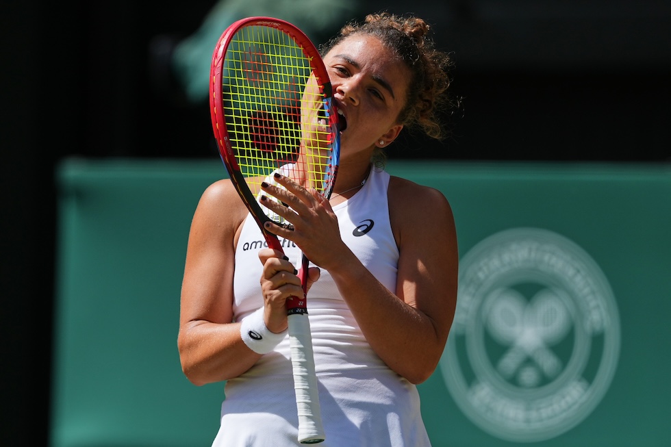 La tennista Jasmine Paolini durante la partita contro Alexandra Eala al torneo di Wimbledon (AP Photo/Kirsty Wigglesworth)