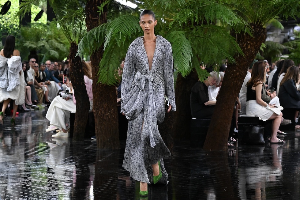 Una modella alla sfilata della collezione Haute Couture di Christian Dior (AP Photo/Emma Da Silva)