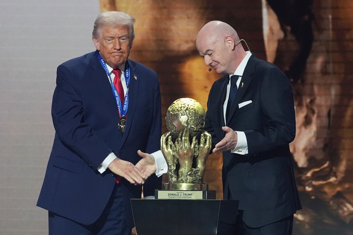 Gianni Infantino presenta il premio della pace FIFA a Donald Trump a Washington, 5 dicembre 2025 (AP Photo/Evan Vucci)