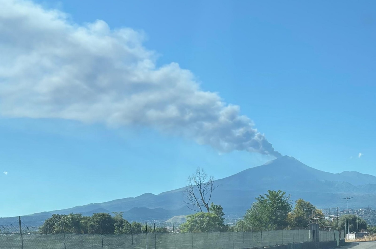 L’aeroporto di Catania sarà chiuso fino alle 10 di martedì a causa dell’eruzione dell’Etna