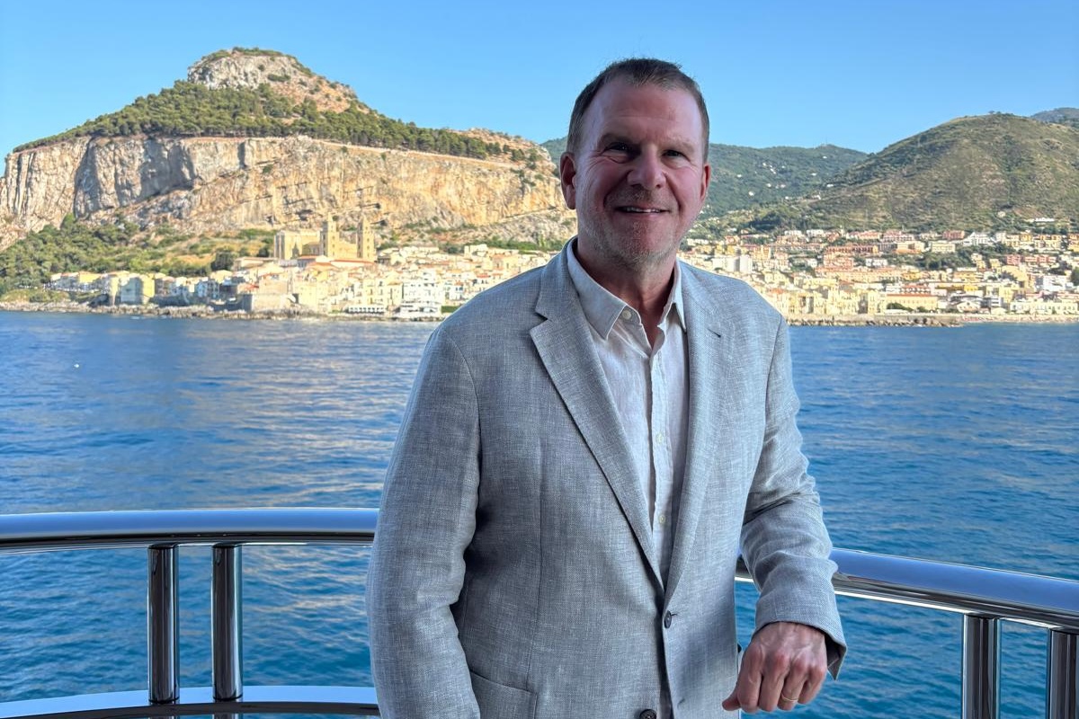 L'ambasciatore statunitense in Italia Tilman Fertitta sul suo yacht davanti a Cefalù (dal suo profilo X)