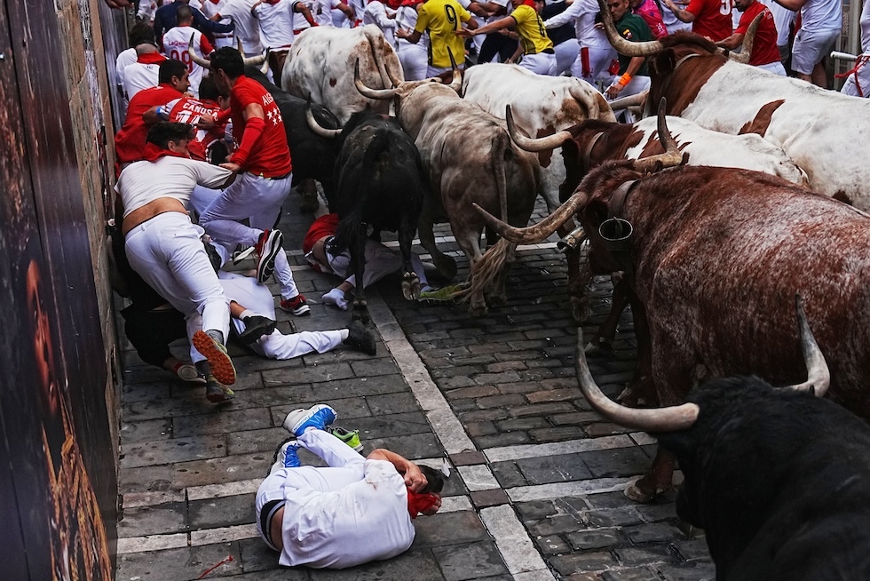 Un momento della corsa dei tori per la festa di San Firmino (AP Photo/Miguel Oses)