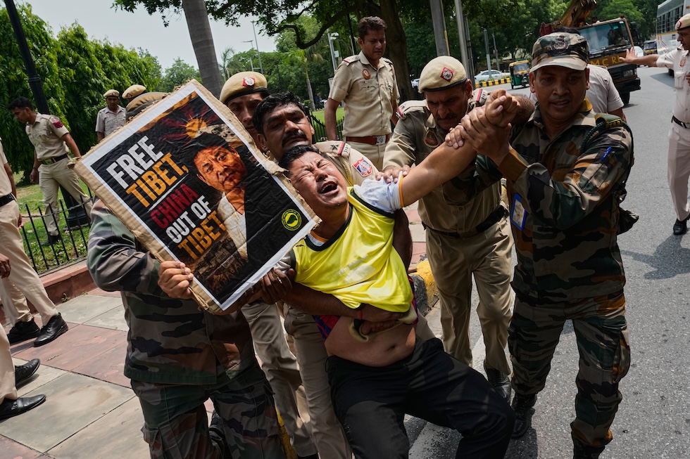 Agenti di polizia fermano un manifestante tibetano durante una protesta contro la repressione politica in Tibet, davanti all’ambasciata cinese (AP Photo/Manish Swarup)