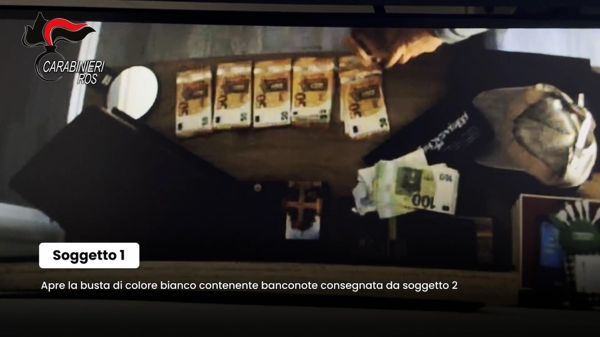 Fotogramma di un video registrato durante le indagini del Raggruppamento Operativo Speciale dei Carabinieri che hanno portato all'accusa nei confronti dell'ex agente dei servizi segreti italiani e delle sue presunte fonti (ANSA/CARABINIERI ROS)