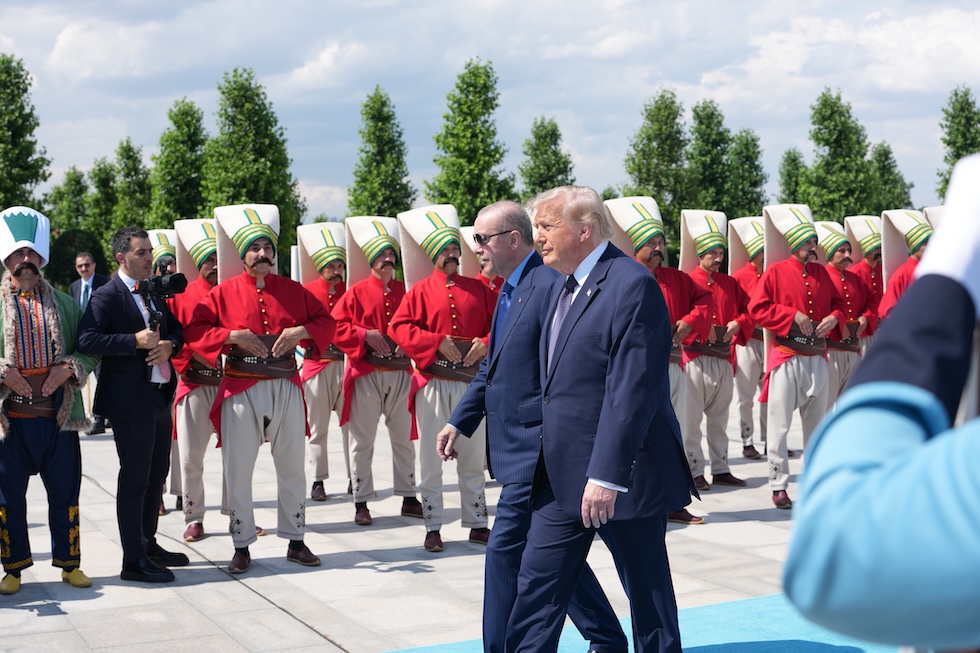 Il presidente degli Stati Uniti Donald Trump con il presidente turco Recep Tayyip Erdoğan alla cerimonia di benvenuto per la riunione della Nato (Doug Mills/The New York Times via AP)