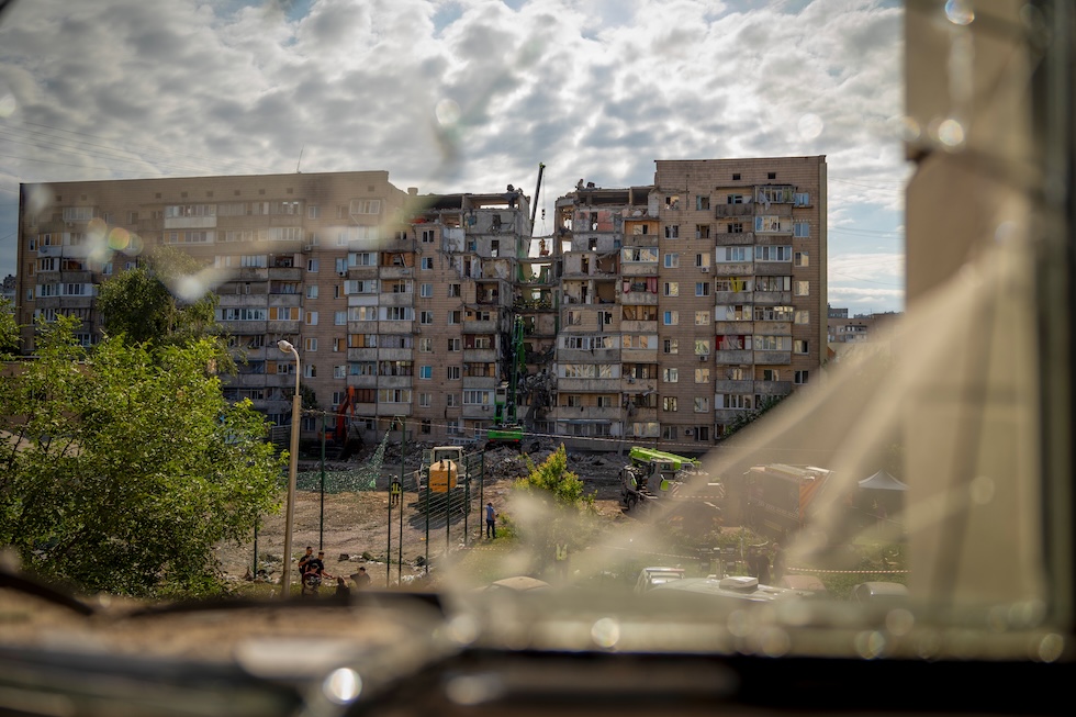 Un edificio residenziale colpito dall'attacco missilistico russo di lunedì (AP Photo/Dan Bashakov)