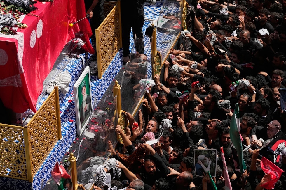 Fedeli protesi verso il camion che trasporta la bara dell'ayatollah Ali Khamenei, trasportata dall'Iran per un'altra processione funebre  (AP/Hadi Mizban)
