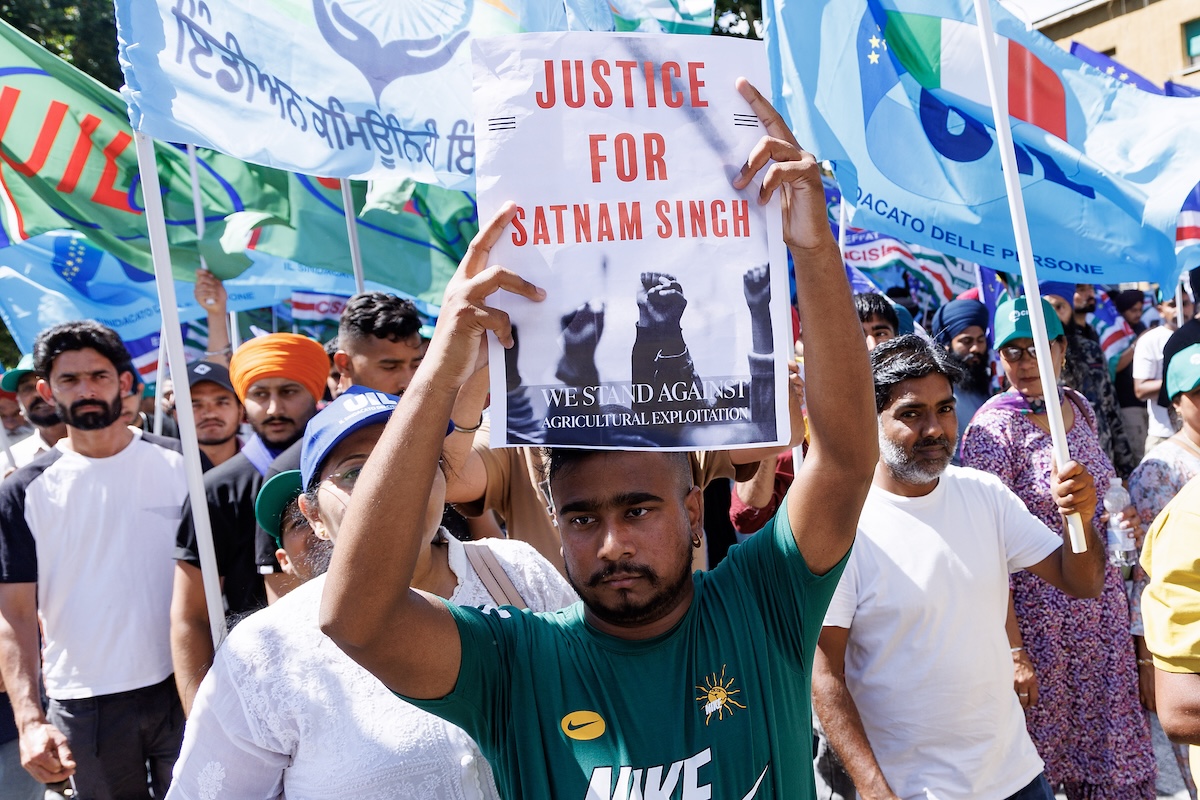 Braccianti indiani durante la manifestazione contro il caporalato organizzata da Cisl e Uil a Latina in seguito alla morte di Satnam Singh, 25 Giugno 2024 (Roberto Monaldo/LaPresse)