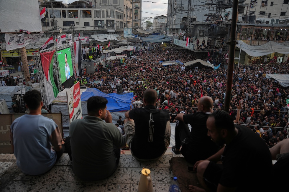 Palestinesi guardano la diretta della partita dei Mondiali tra Argentina ed Egitto, ieri sera (AP Photo/Abdel Kareem Hana)