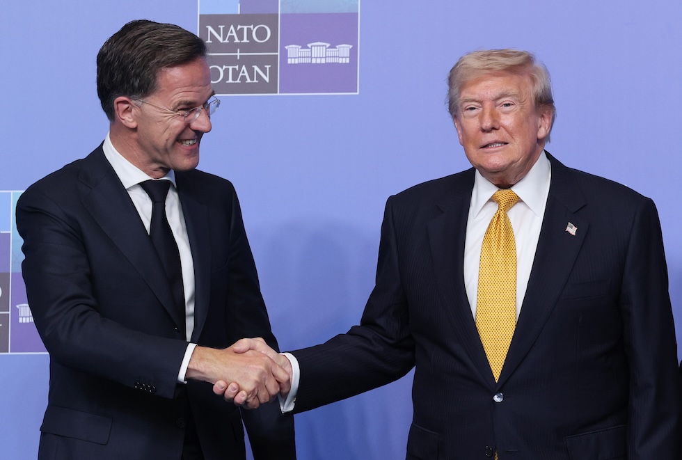 Il segretario generale della Nato Mark Rutte stringe la mano al presidente statunitense Donald Trump durante una cerimonia di benvenuto della riunione della Nato (Win McNamee/Getty Images)