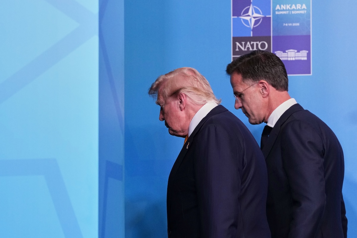 Il presidente statunitense Donald Trump, a sinistra, insieme a Mark Rutte, l'8 luglio 2026 ad Ankara (AP/Francisco Seco)