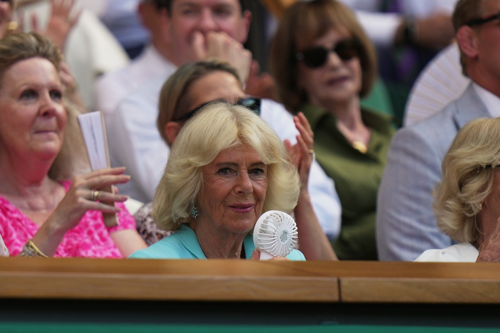 La regina Camilla con un piccolo ventilatore al torneo di Wimbledon (AP Photo/Brian Inganga)