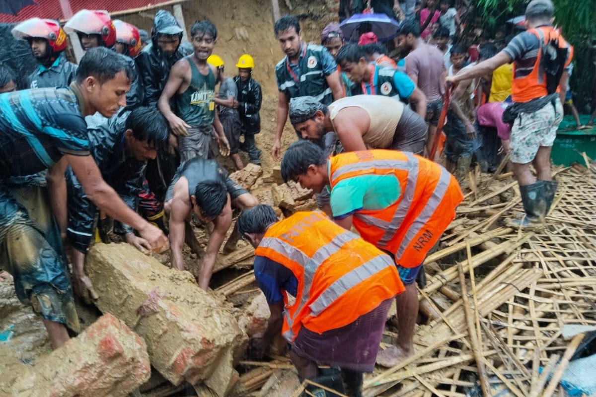 Almeno otto persone sono morte per una frana che ha travolto una scuola femminile in un campo di profughi rohingya in Bangladesh