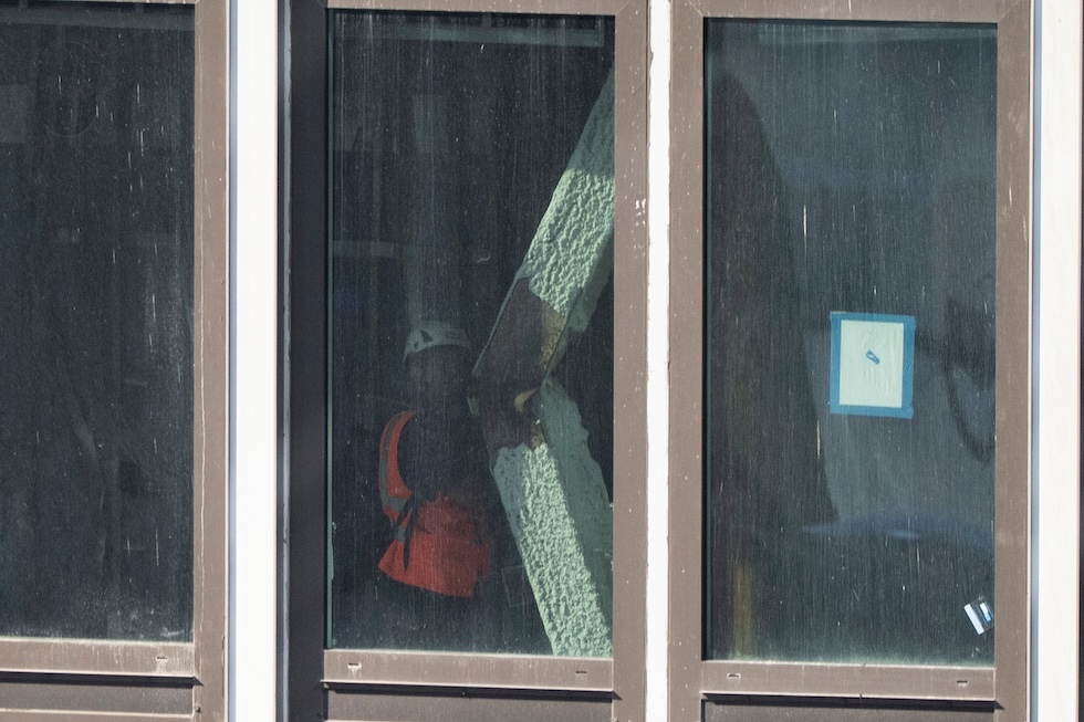 Un operaio osserva un pilastro che ha ceduto all’interno di un grattacielo pericolante di Manhattan (AP Photo/Yuki Iwamura)