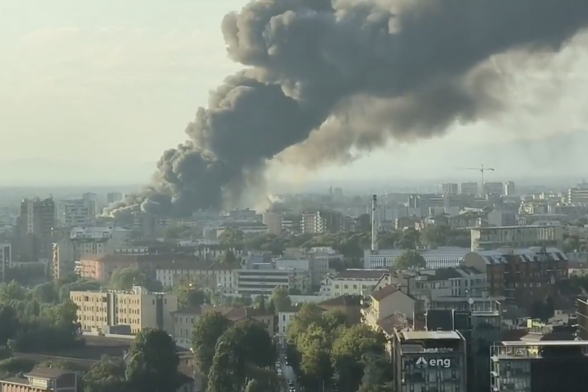 Un incendio in un magazzino dell’azienda BRT nella zona nord di Milano ha causato una grossa colonna di fumo