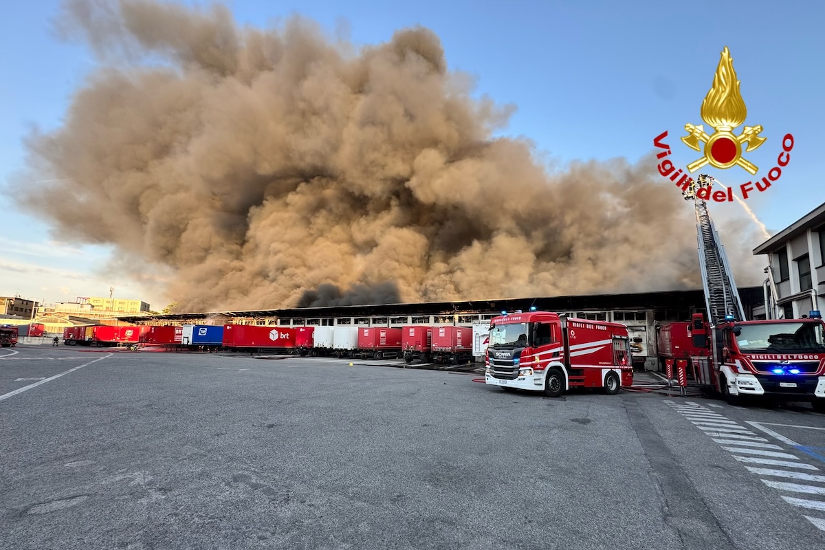 Un incendio in un magazzino dell’azienda BRT nella zona nord di Milano ha causato una grossa colonna di fumo