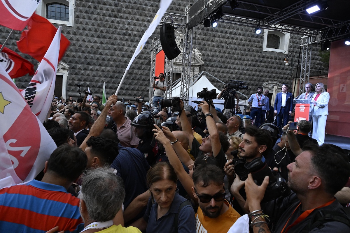 Leggi l'articolo: Le contestazioni contro la manifestazione del “campo largo” a Napoli