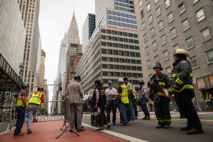 Un grattacielo pericolante a New York ha causato molti disagi