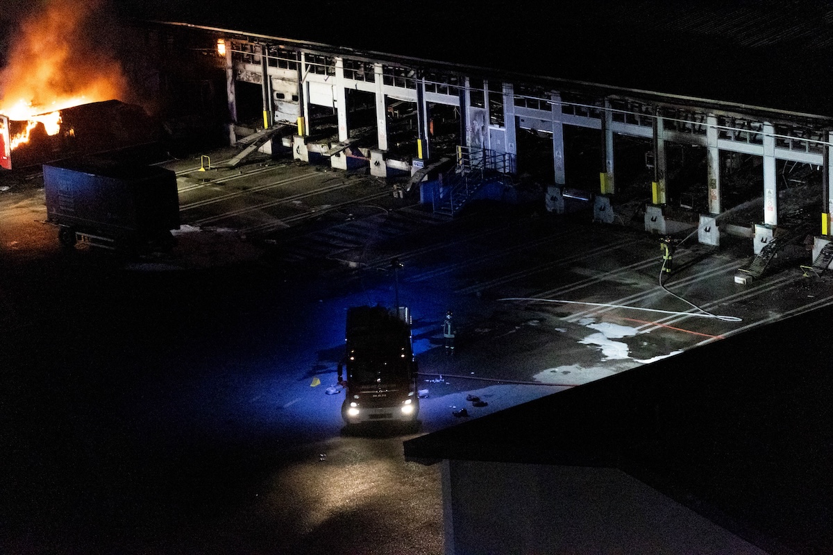 L’incendio nel magazzino dell’azienda BRT a Milano è stato spento, ma ci sono raccomandazioni per chi vive nei paraggi