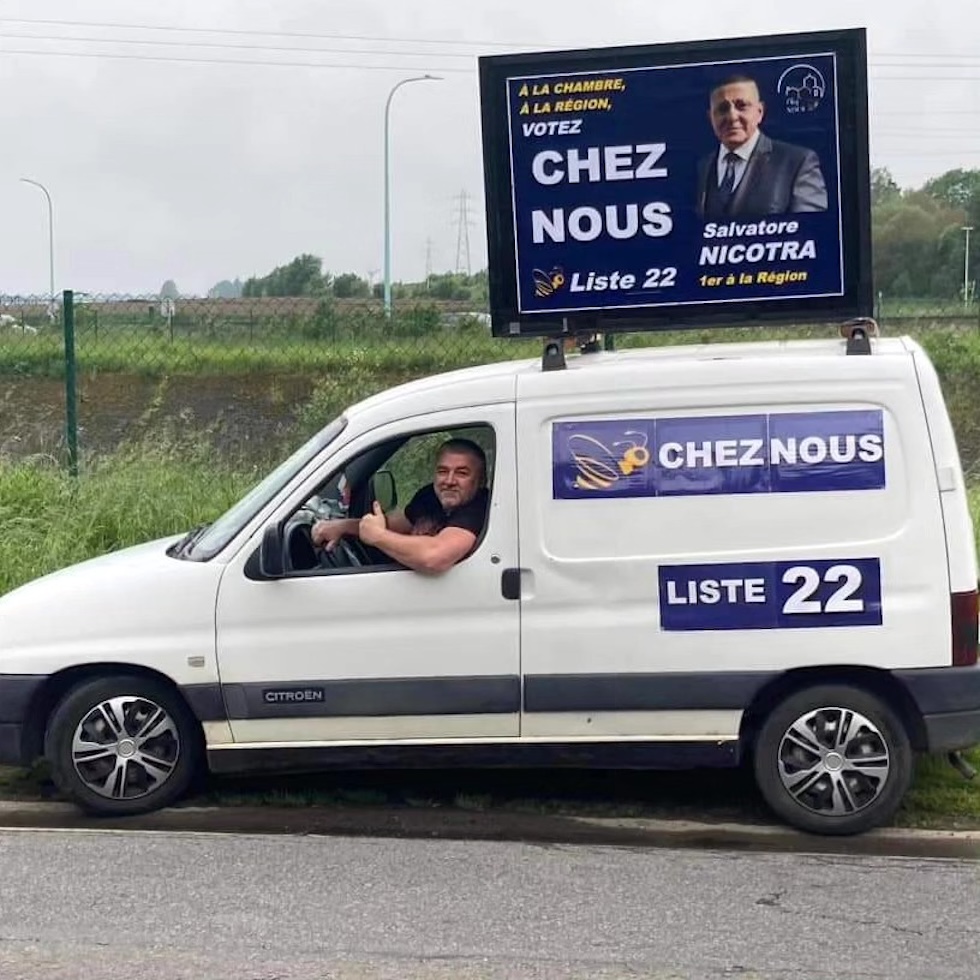 Un furgone con un manifesto elettorale del partito di estrema destra Chez nous durante la campagna per le elezioni regionali del 2024 (foto tratta dalla pagina Instagram di Chez nous)