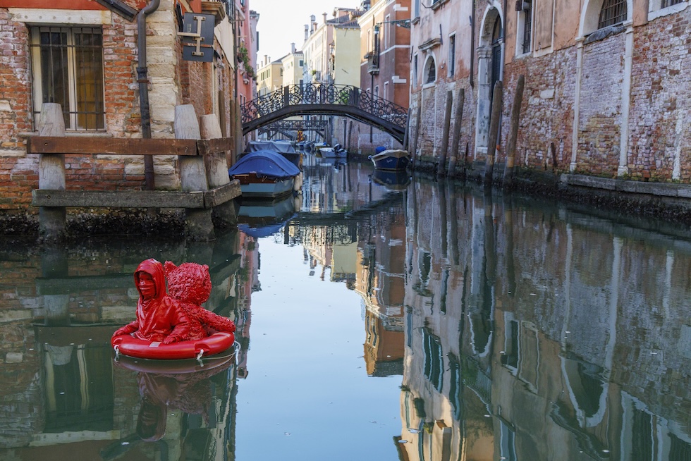 Un'installazione dell'artista James Colomina galleggia sul canale di San Felice nel sestiere di Cannaregio. L'opera, chiamata "Nothing Serious", raffigura un bambino e un orsacchiotto alla deriva su un salvagente (Stefano Mazzola/Getty Images)