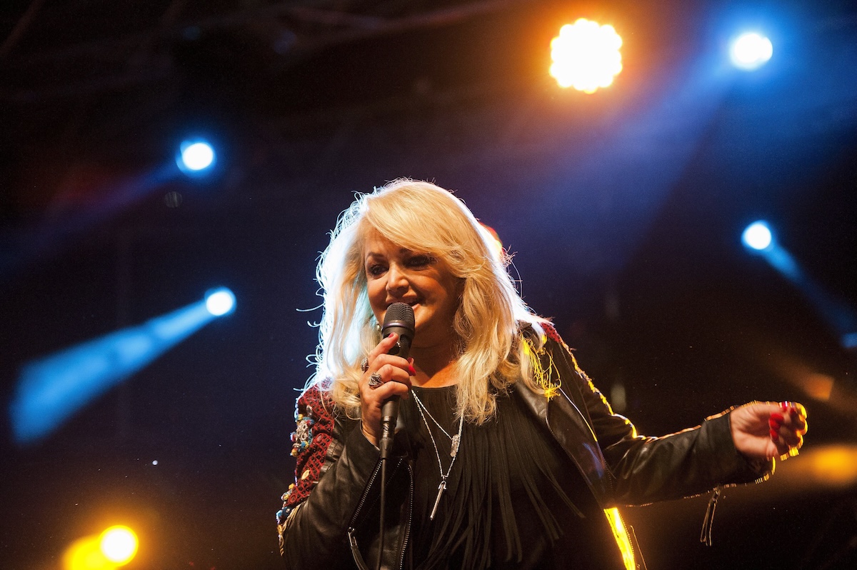 È morta la cantante Bonnie Tyler, nota soprattutto per il tormentone del 1983 “Total Eclipse of the Heart”