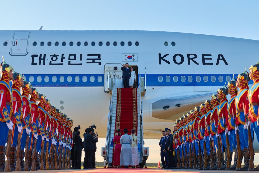 Il presidente sudcoreano Lee Jae-myung e sua moglie Kim Hea-kyung scendono dall'aereo per partecipare a una visita di stato in Mongolia (EPA/YONHAP via Ansa)
