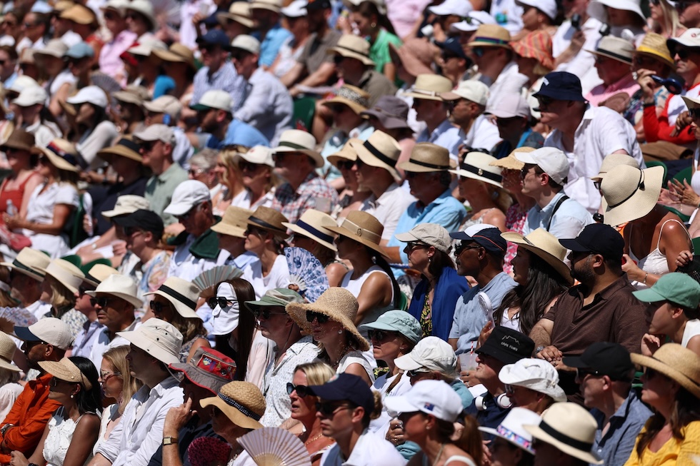 Gli spettatori del torneo di Wimbledon, con i cappelli per ripararsi dal sole (EPA/NEIL HALL via Ansa)