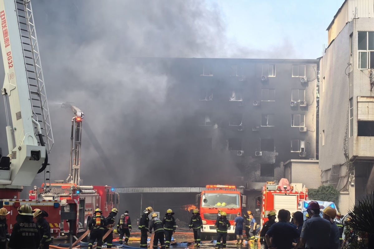 Almeno 28 persone sono morte in un incendio in una fabbrica di scarpe in Cina