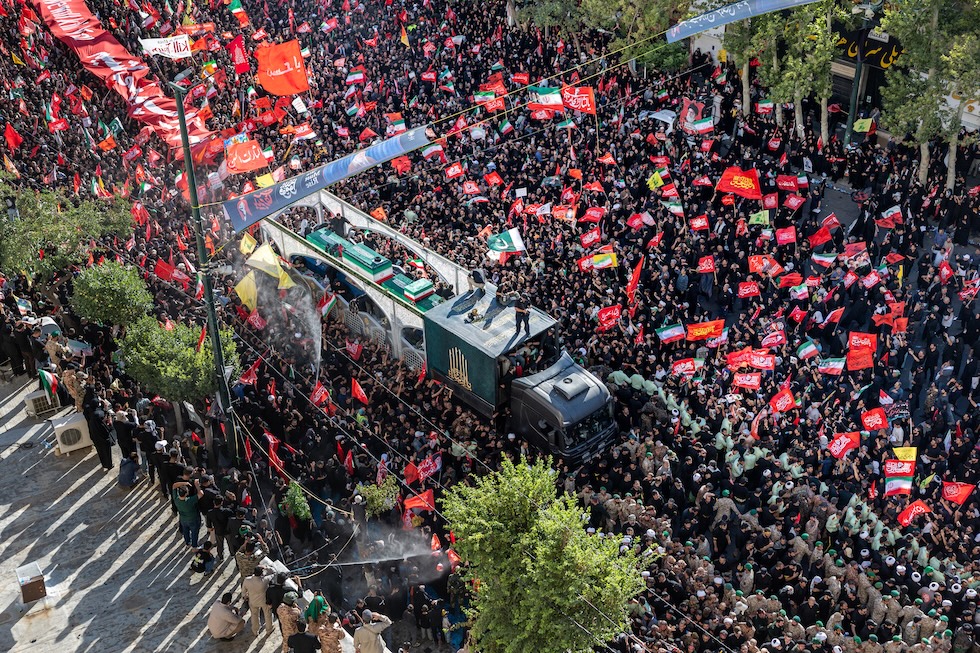 Un veicolo trasporta le bare dell'ayatollah Ali Khamenei e dei suoi familiari tra la folla, nell'ultima tappa dei lunghissimi funerali prima della sepoltura (John Moore/Getty Images)
